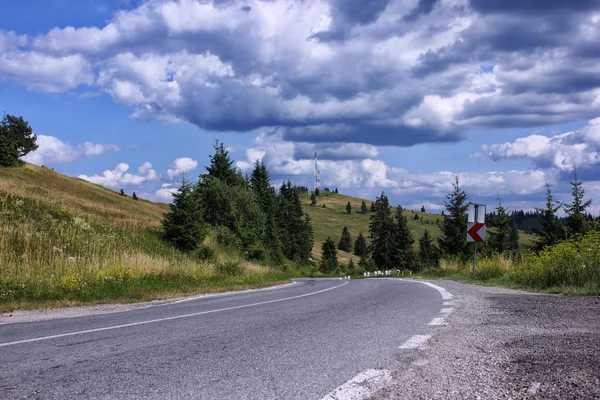 Mountain landscape and road — Stock Photo, Image