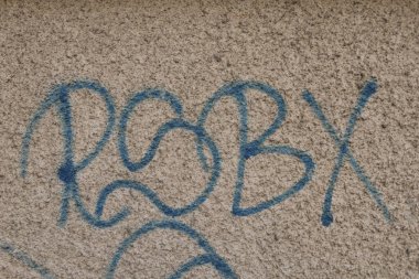 Sanat tasarımı duvara grafiti yapıyor.