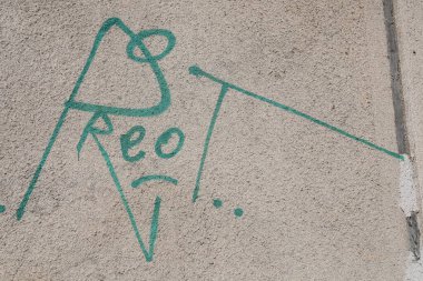 Sanat tasarımı duvara grafiti yapıyor.