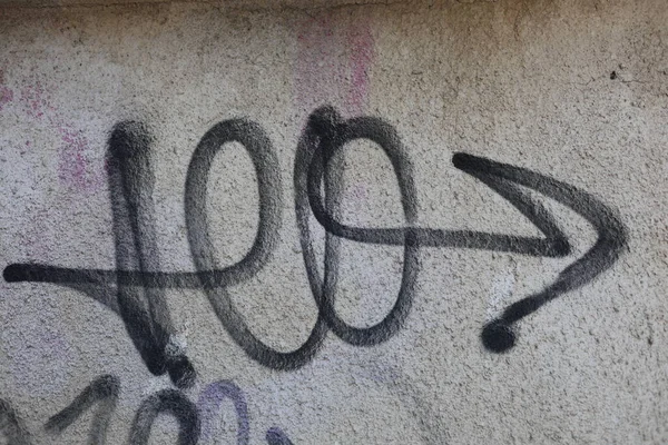 Sanat tasarımı duvara grafiti yapıyor.