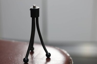Mini esnek bir kamera tripodu, fotoğrafçılar ya da film yapımcıları ekipmanı.