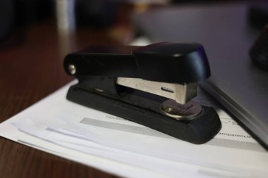 Kağıt zımba aracı, ofis nesnesi