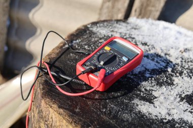 Elektrik güvenliği için çokölçer aracı