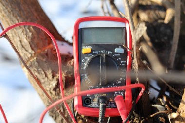 Elektrik güvenliği için çokölçer aracı