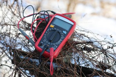 Elektrik güvenliği için çokölçer aracı