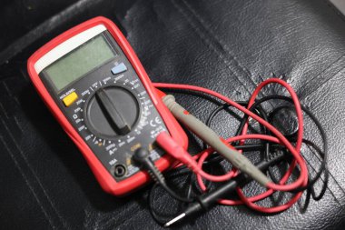 Elektrik güvenliği için çokölçer aracı