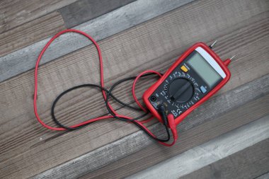 Elektrik güvenliği için çokölçer aracı