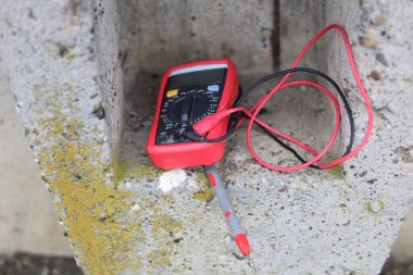 Elektrik güvenliği için çokölçer aracı