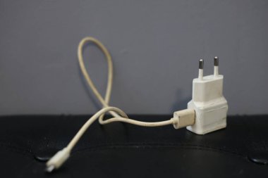 USB kablo prizli bir telefon şarjı.
