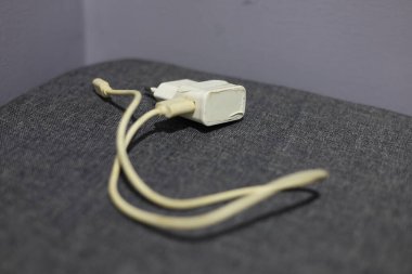 USB kablo prizli bir telefon şarjı.