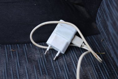 USB kablo prizli bir telefon şarjı.