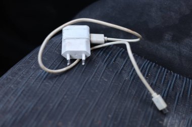 USB kablo prizli bir telefon şarjı.