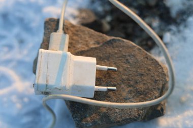 USB kablo prizli bir telefon şarjı.