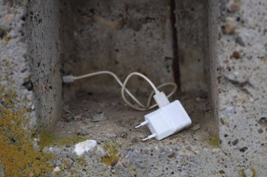 USB kablo prizli bir telefon şarjı.