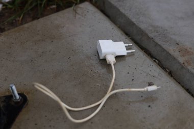 USB kablo prizli bir telefon şarjı.