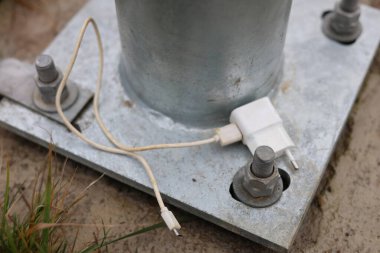 USB kablo prizli bir telefon şarjı.