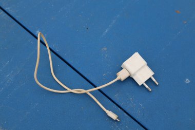 USB kablo prizli bir telefon şarjı.