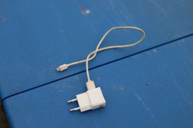 USB kablo prizli bir telefon şarjı.