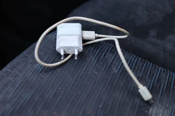 USB kablo prizli bir telefon şarjı.