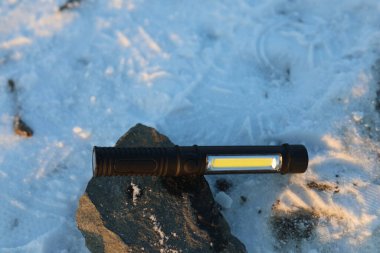 Büyük güce sahip küçük siyah bir el feneri