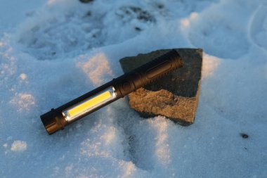 Büyük güce sahip küçük siyah bir el feneri