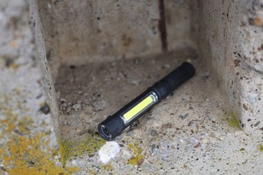 Büyük güce sahip küçük siyah bir el feneri