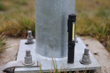 Büyük güce sahip küçük siyah bir el feneri