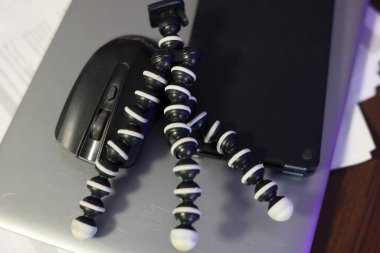 Mini esnek bir kamera tripodu, fotoğrafçılar ya da film yapımcıları ekipmanı.