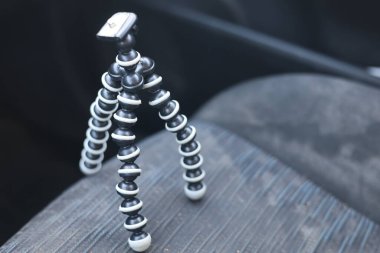 Mini esnek bir kamera tripodu, fotoğrafçılar ya da film yapımcıları ekipmanı.