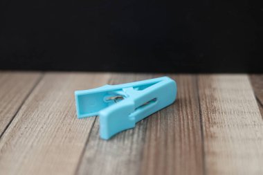 Mavi plastik mandallı ev eşyası.