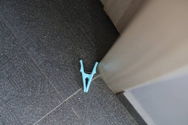 Mavi plastik mandallı ev eşyası.