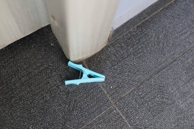 Mavi plastik mandallı ev eşyası.