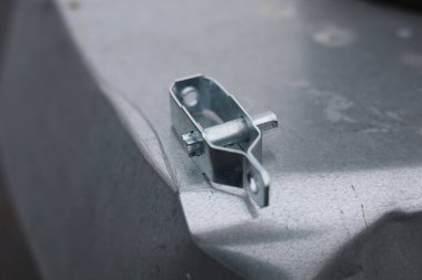 Çit telini germek için mekanik element, tel gerici