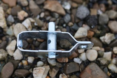 Çit telini germek için mekanik element, tel gerici