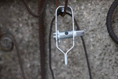 Çit telini germek için mekanik element, tel gerici