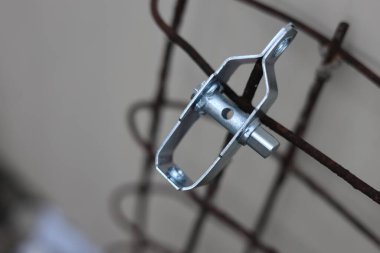 Çit telini germek için mekanik element, tel gerici