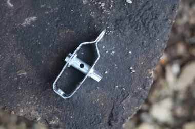 Çit telini germek için mekanik element, tel gerici