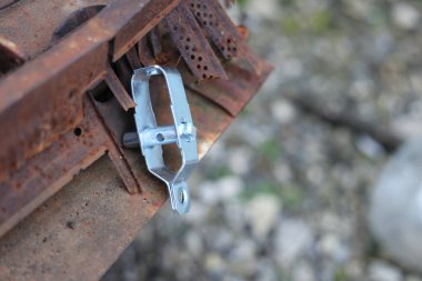 Çit telini germek için mekanik element, tel gerici