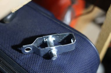 Çit telini germek için mekanik element, tel gerici