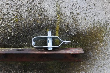 Çit telini germek için mekanik element, tel gerici