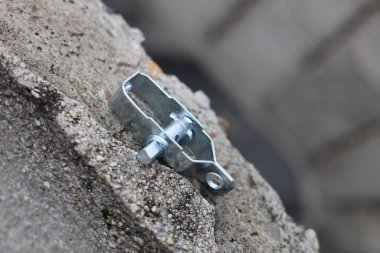 Çit telini germek için mekanik element, tel gerici