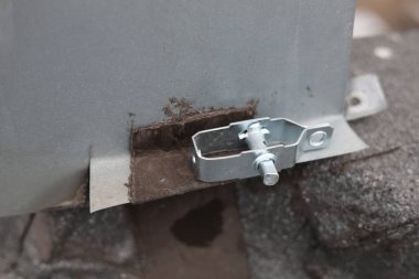 Çit telini germek için mekanik element, tel gerici