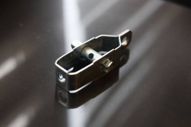 Çit telini germek için mekanik element, tel gerici