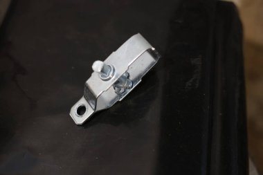 Çit telini germek için mekanik element, tel gerici