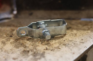 Çit telini germek için mekanik element, tel gerici