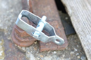 Çit telini germek için mekanik element, tel gerici