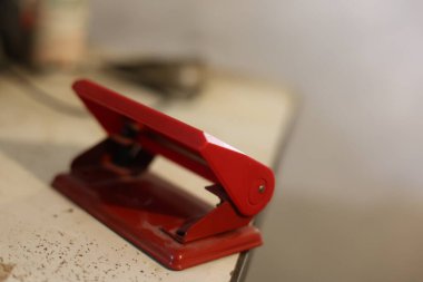 Kağıt yumruklama makinesi, kırmızı renk.