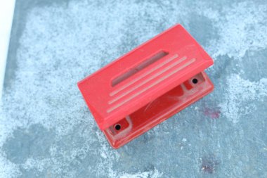 Kağıt yumruklama makinesi, kırmızı renk.