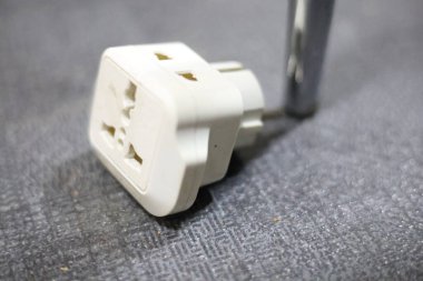 Avrupa elektrik prizi adaptörü ve seyahat için uluslararası prize soket aygıtı