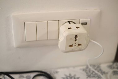 Avrupa elektrik prizi adaptörü ve seyahat için uluslararası prize soket aygıtı